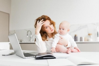 Navigating Motherhood And Career: Networking Tips For New Moms
