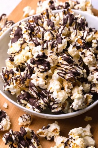 How To Make Chocolate Drizzle Popcorn (Easy Recipe)