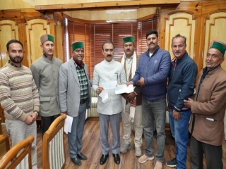 Himachal Pradesh: CM Sukhu Receives Cheque Of Rs 1 Lakh Towards Aapda Rahat Kosh
