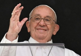 Pope Francis Apologizes For Using Offensive Term Toward Gay People In Private Meeting