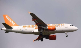 EasyJet Trims Losses, Expects Strong Summer Demand
