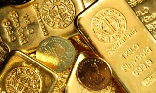 Gold Hovers Near Record Highs As Safe-haven Demand Rises