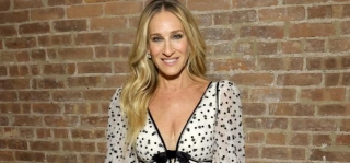 Sarah Jessica Parker Forced To Defend Herself, Public Attacks Naturally Aging Beauty And Casual Style
