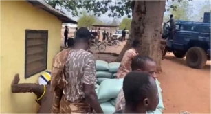 Bawku: Prison guards and soldiers fight in a dirty way (Video)