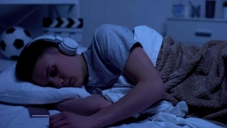 Why Parents Should Worry About Their Teens Sleeping With Smartphones