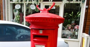 Hugglescote: An Edward VIII Post Box With Horns
