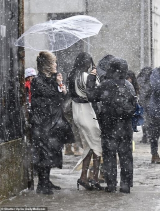 Fashionistas And Models Battle Mounds Of Snow As NYFW Kicks Off During Massive Winter Storm