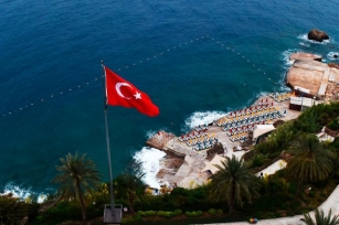 In Turkey, Russian Tourists Were Kicked Out Of A Luxury Hotel On The Street
