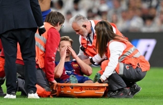 Barcelona Midfielder Stretchered Off With Injury Against Real Madrid