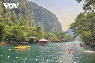 Beaches In Quang Binh Packed With Tourists Despite Intense Heat