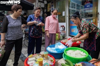 Hanoians Prepare Floating Cakes For Celebratory Cold Food Festival