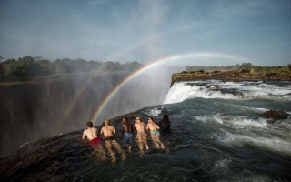 Explorer L'aventure Palpitante De Devil's Pool : Une Merveille Naturelle De La Zambie