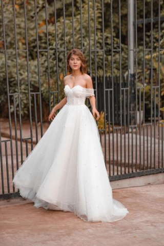 10 Pearls Wedding Dresses For The Contemporary Bride