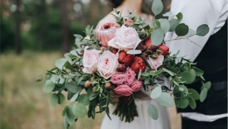 Choose In-Season Flowers For Your Wedding