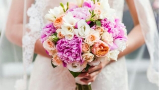 15 Seasonal April Flowers For Your Wedding