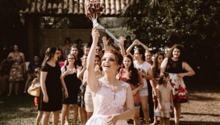 10+ Alternatives To The Garter And Bouquet Toss For 2024