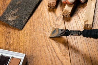 Kratzer Im Parkett Entfernen: Parkettboden Reparieren Mit Hausmitteln Und Bügeleisen