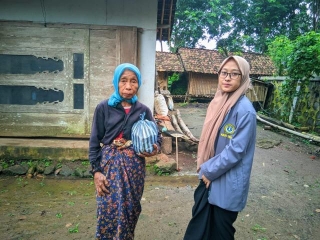 KKN STAI Al-Utsmani Berikan Bantuan Sembako Kepada Warga Gadingsari Dusun Stapai 02