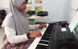Anak MI Kelas 4 Belajar Piano di Bimbel: Bermain Lagu Klasik
