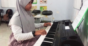 Anak MI Kelas 4 Belajar Piano Di Bimbel: Bermain Lagu Klasik