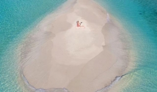 The Maldives Offers An Incredibly Romantic Setting For Couple.