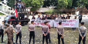 Massa Ampera Desak KPK Tangkap Hasto Kristiyanto