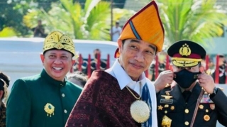 Jokowi Ingin Kalungkan Sendiri Medali Kejayaan Dinasti Ke Keluarganya