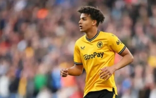 Chiwome extends stay at Wolves