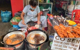 Taste The Unique Fried Shrimp Bread At The Street Market On Doan Van Bo Street