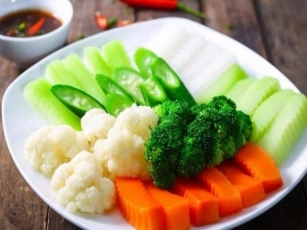 The Secret To Perfectly Crisp And Tasty Boiled Veggies