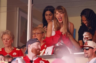 Video: Hot Sexy  Crop Top With Sweet Nod Taylor Swift Wore To Super Bowl 2024