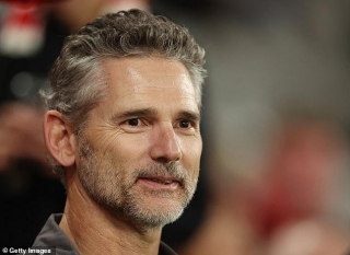 Eric Bana Gets Animated During AFL Game Between The St Kilda Saints And The Western Bulldogs