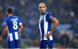 F.C. do Porto Atletas Internacionais - Pepe a jogar como sénior desde 2002 e a ganhar títulos desde 2004, é um colosso do desporto mundial.