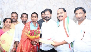 Chief Minister Congratulates Brave Teenage Boy For Saving Lives During Fire Accident