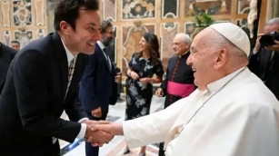 Pope Francis Hosts 107 Comedians At Vatican, Including Jimmy Fallon And Chris Rock