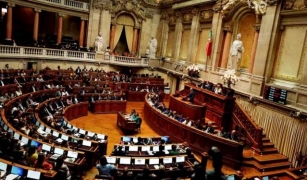 Portugal's Middle Class Tax Cut Blocked: Socialists And Far-Right Join Forces