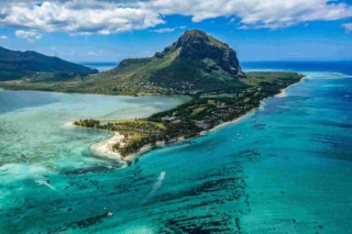 The 9 Best Mauritius Honeymoon Luxury Beach Resorts (2023)
