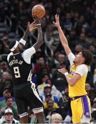 Milwaukee Bucks Fall In Double Overtime Against The Los Angeles Lakers