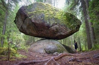 Uma Pedra Que Se Equilibra Em Cima De Outra Pedra A Mais De 11 Mil Anos
