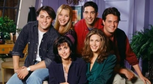 'Friends': Jennifer Aniston, Lisa Kudrow And Others In Talks To Reunite