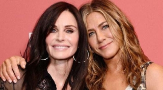 Jennifer Aniston Catches Up With 'Friends' Costar Courtney Cox At Dinner
