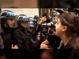 El Llanto De Un Policía Que Fue Confrontado Por Una Manifestante En Plena Movilización