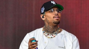 Chris Brown Gets Stuck In Mid-air During Concert, Keeps Singing Like A Pro