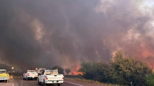 Wildfire Claims 6 Homes Near Arizona Town, Shuts Phoenix-to-Las Vegas Highway