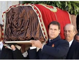 Luis Alfonso De Borbón Vindicates Franco And His Foundation: “Christmas Pay And Hospitals”