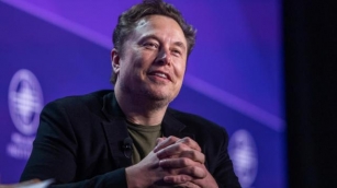 Tesla Investors Back Record Pay Deal For CEO Elon Musk