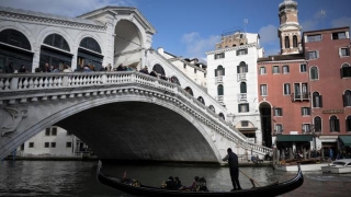 Venice Launches Pilot Day-tripper Entry Fee To Tackle Mass Tourism