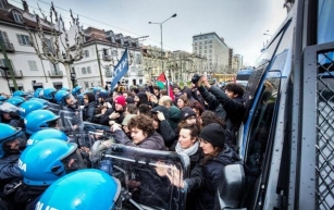 Scontri dei Manifestanti a favore della Palestina che irrompono con forza alla Conferenza di Torino