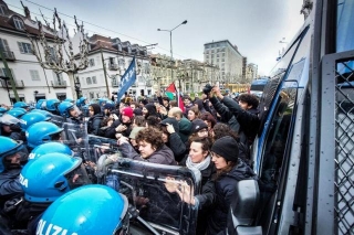 Scontri Dei Manifestanti A Favore Della Palestina Che Irrompono Con Forza Alla Conferenza Di Torino