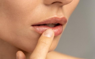 Treating Dry Lips: 11 Effective Remedies